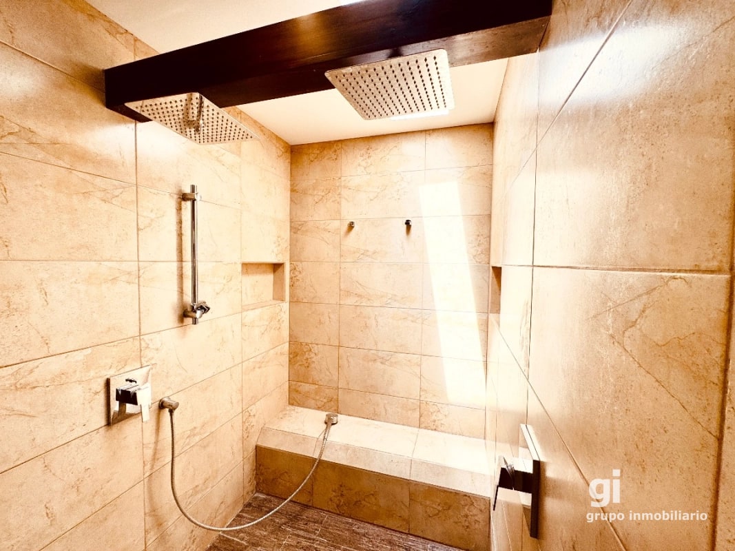 Una Propiedad que Ofrece Más por tu Inversión – Casa en Venta en Zona 15 - 15
