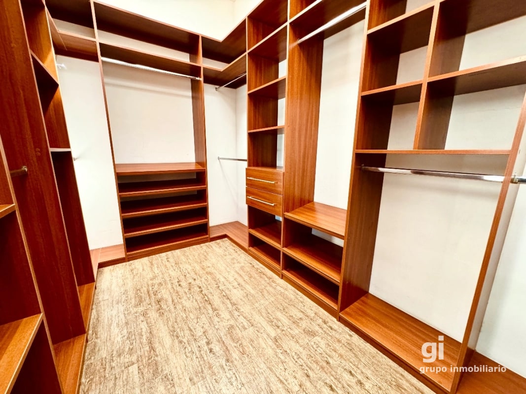 Una Propiedad que Ofrece Más por tu Inversión – Casa en Venta en Zona 15 - 13