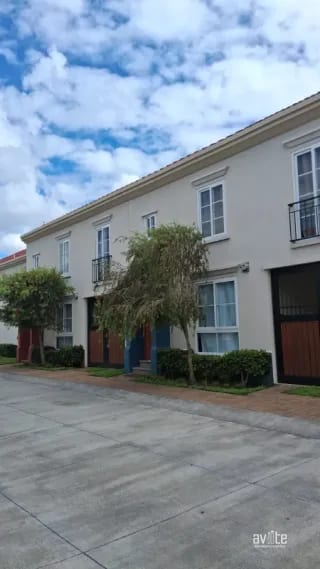 Condado Naranjo, casa totalmente equipada, dentro de Alameda Norte  Q13,500 — Casa en Alquiler en Condado Naranjo, Zona 4 Mixco, Guatemala, Ciudad — miniatura 1 de 11