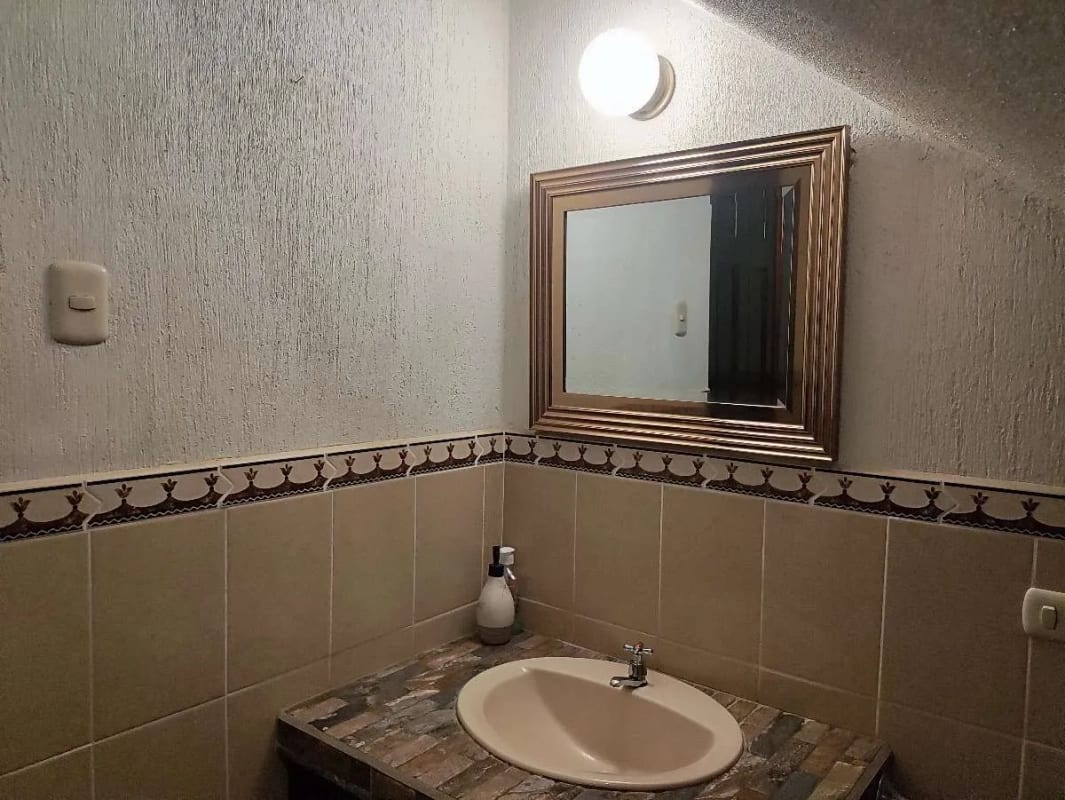 Se vende casa en Las Orquídeas Sector A-1, Ciudad San Cristóbal — Casa en Venta en Zona 8 Mixco, Guatemala, Ciudad — foto 12 de 16