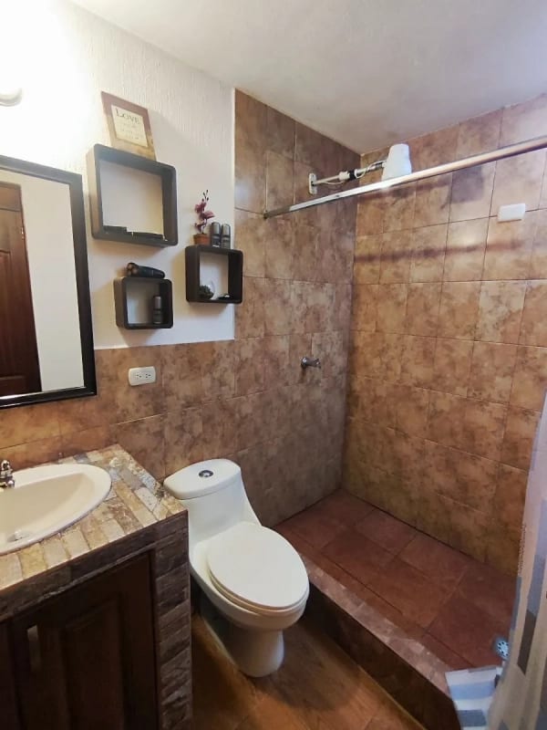 Se vende casa en Las Orquídeas Sector A-1, Ciudad San Cristóbal — Casa en Venta en Zona 8 Mixco, Guatemala, Ciudad — foto 2 de 16