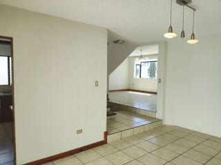 Se vende casa en San Remo, a la par de SanKris Mall, Ciudad San Cristóbal — Casa en Venta en Zona 8 Mixco, Guatemala, Ciudad — miniatura 10 de 17