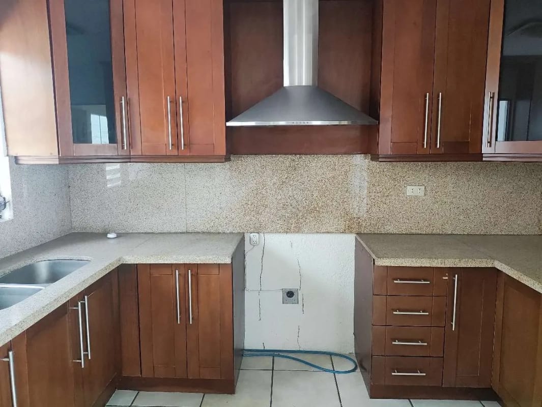Se vende casa en San Remo, a la par de SanKris Mall, Ciudad San Cristóbal — Casa en Venta en Zona 8 Mixco, Guatemala, Ciudad — foto 9 de 17