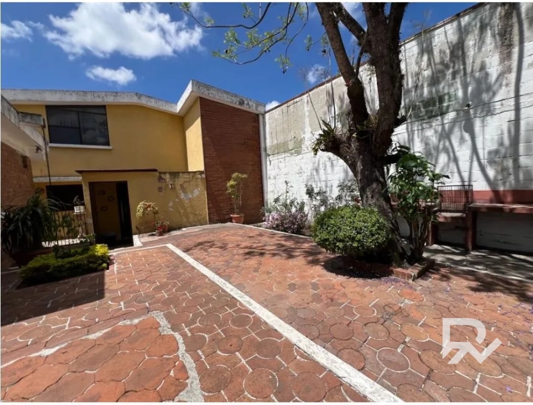 Oportunidad única para desarrollo en Zona 12 – Sector La Colina 21 X 41.60 (BODEGA) - 2