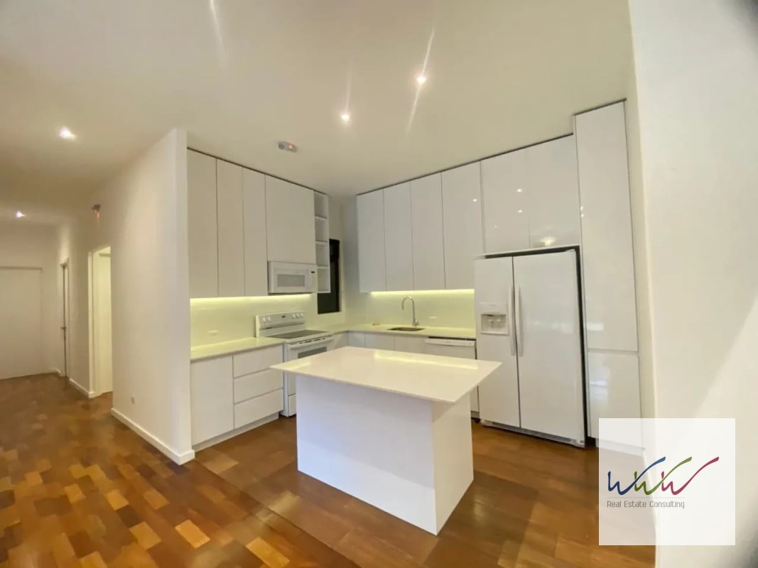 Rento amplio apartamento con jardín en Edificio Lucca, Zona 10 - 13