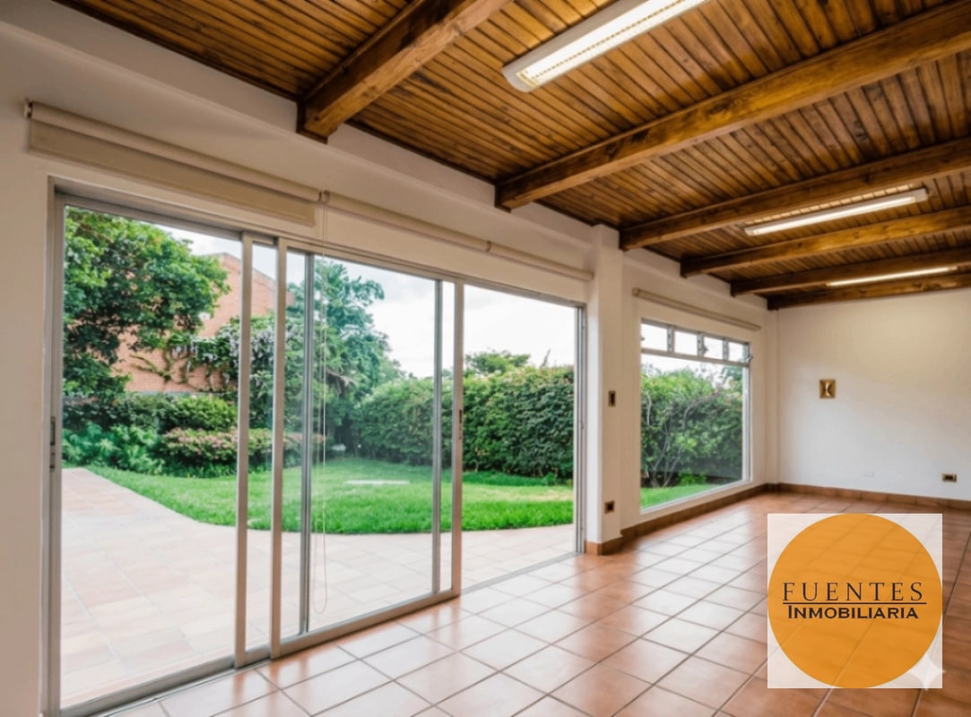 CASA EN VENTA ZONA 15 - 6