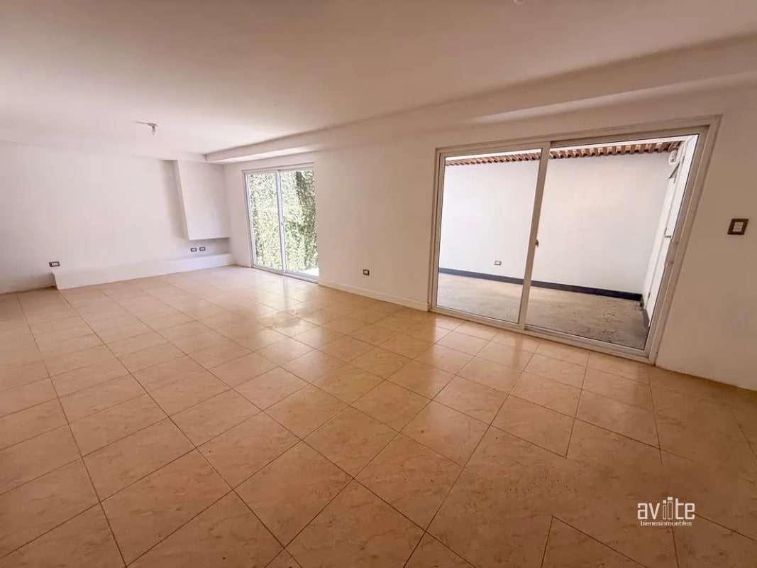 Casa dentro de Condominio, cerca de Cayala y URL Q3,700,000 más impuestos - 3