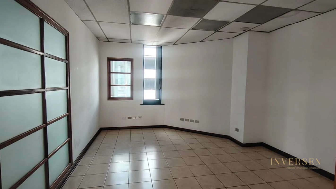 Oficina en renta ubicada en zona 10 - 10