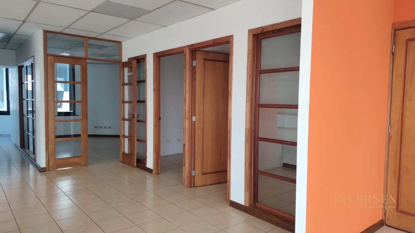Oficina en renta ubicada en zona 10 - 8