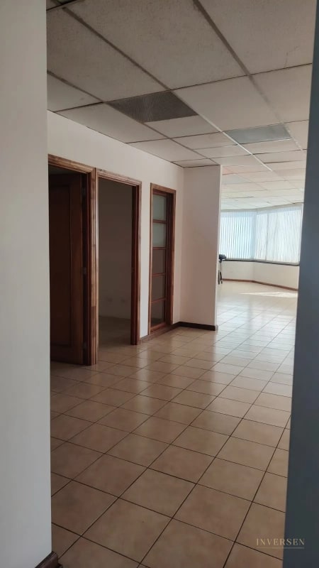 Oficina en renta ubicada en zona 10 - 7