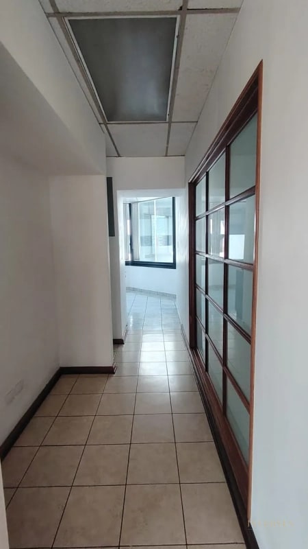 Oficina en renta ubicada en zona 10 - 5