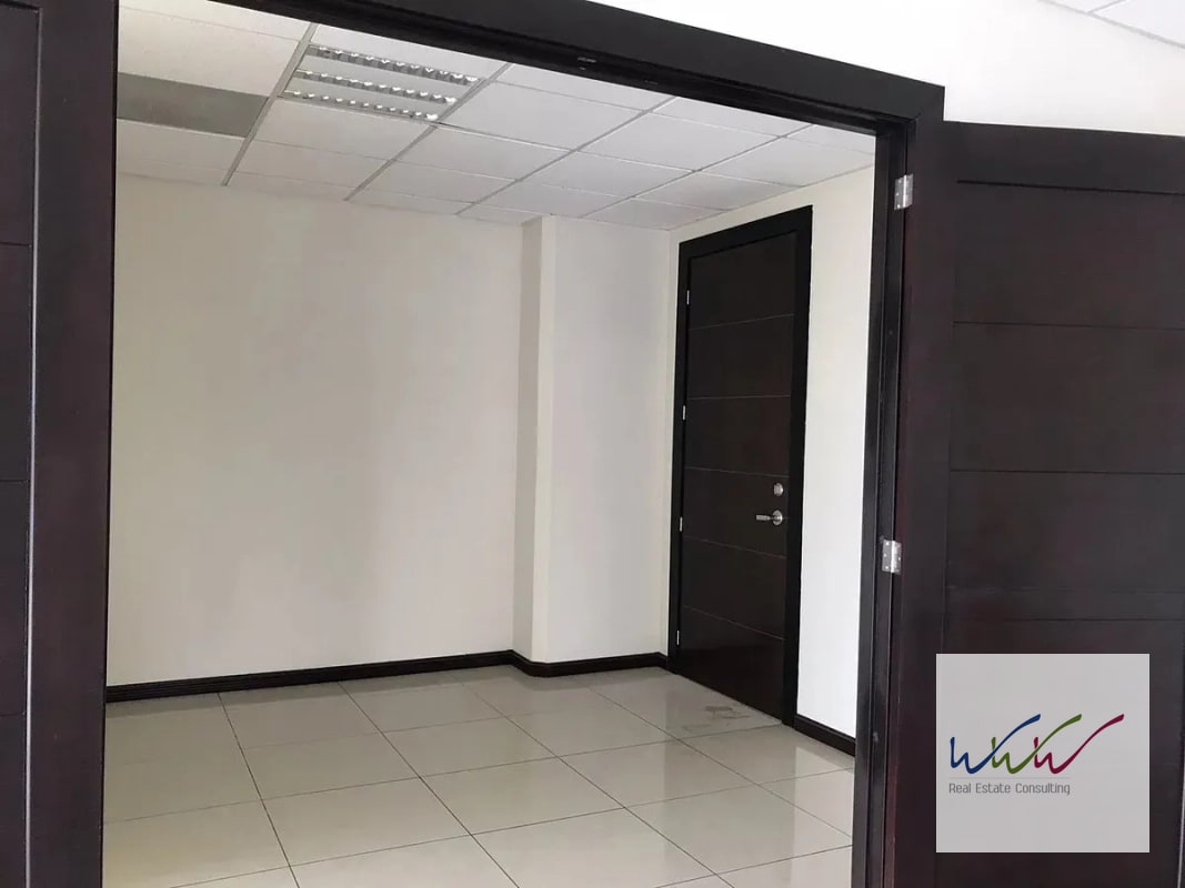 Rento oficina de 91m2 Edificio Design Center, zona 10 - 7