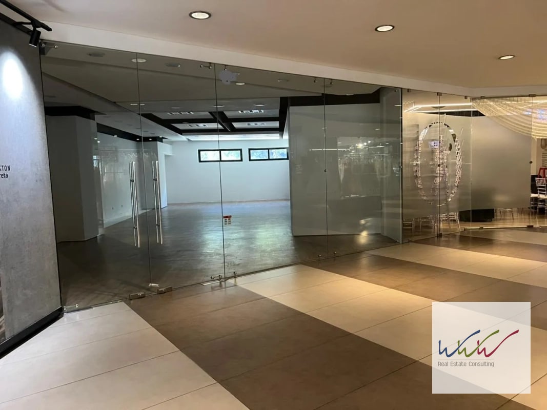 Rento local comercial de 98m2 en Design Center, zona 10 - 5