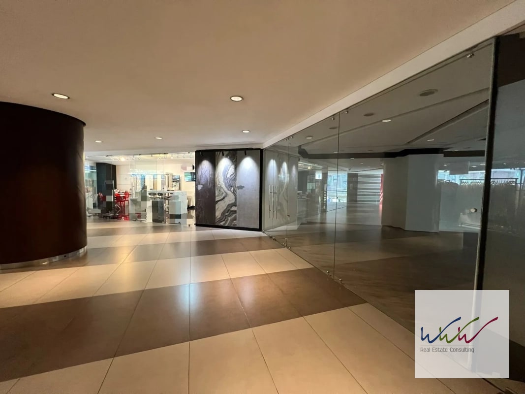 Rento local comercial de 98m2 en Design Center, zona 10 - 4