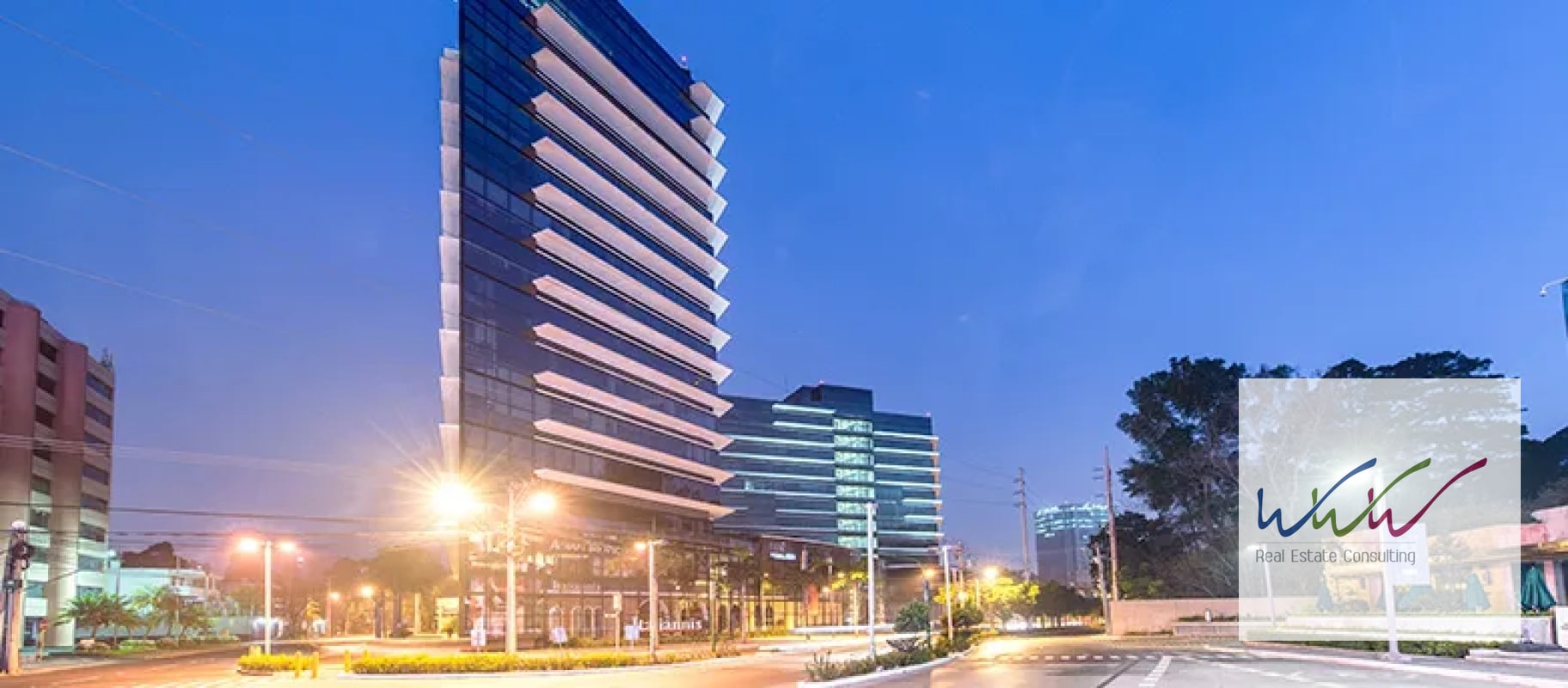 Rento local comercial de 98m2 en Design Center, zona 10 - 2