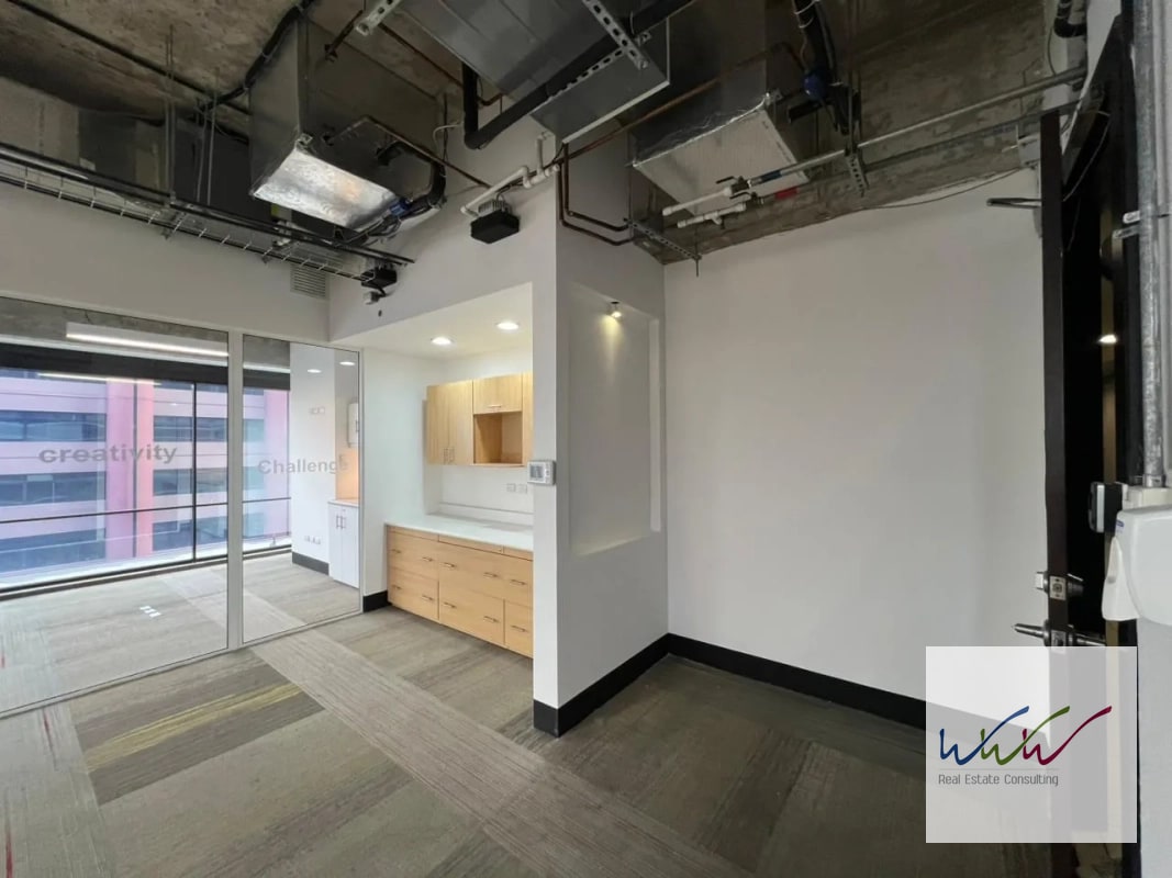 Rento Oficina de 200m2 en Design Center, Zona 10 - 12