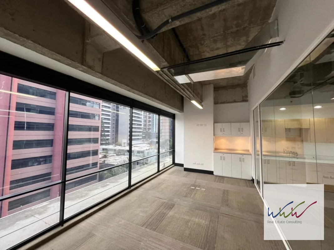 Rento Oficina de 200m2 en Design Center, Zona 10 - 11