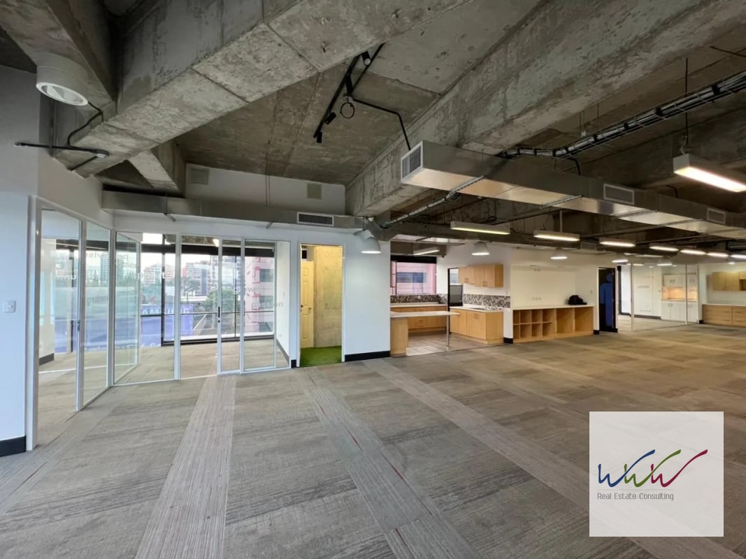 Rento Oficina de 200m2 en Design Center, Zona 10 - 9