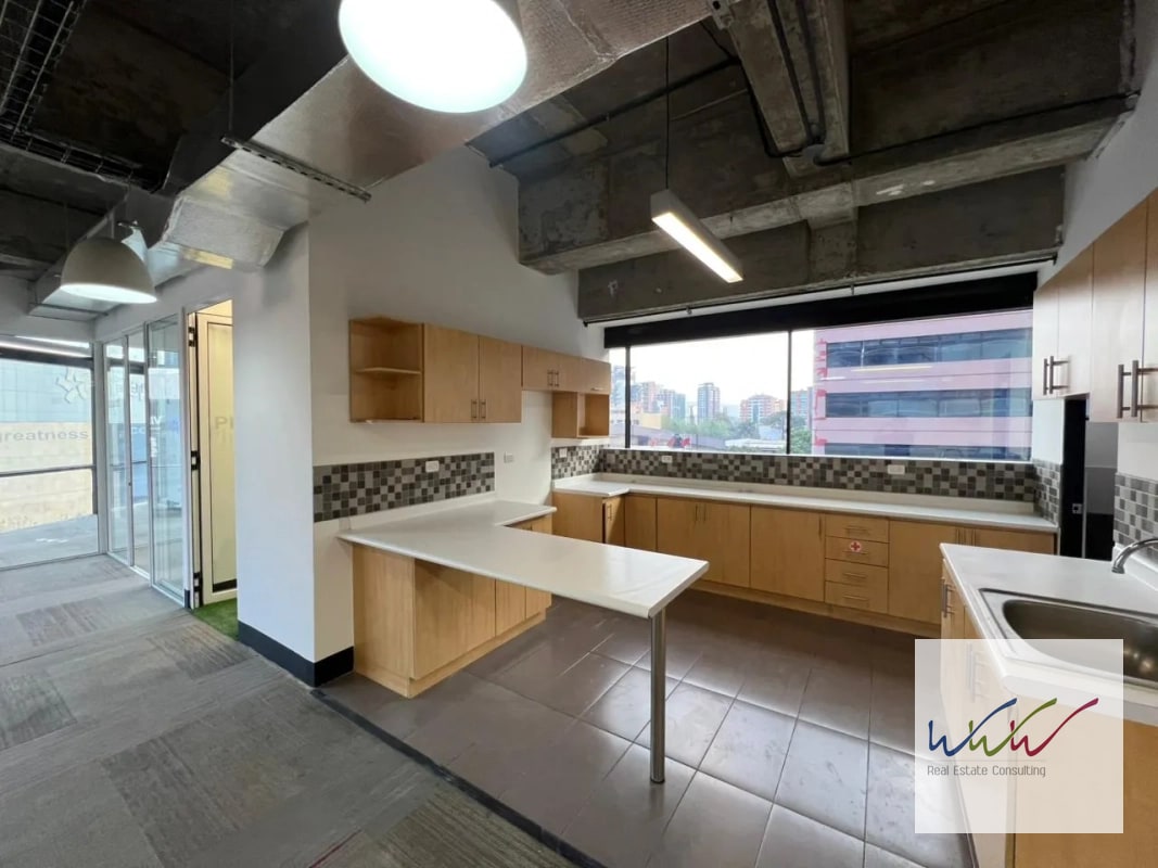 Rento Oficina de 200m2 en Design Center, Zona 10 - 8