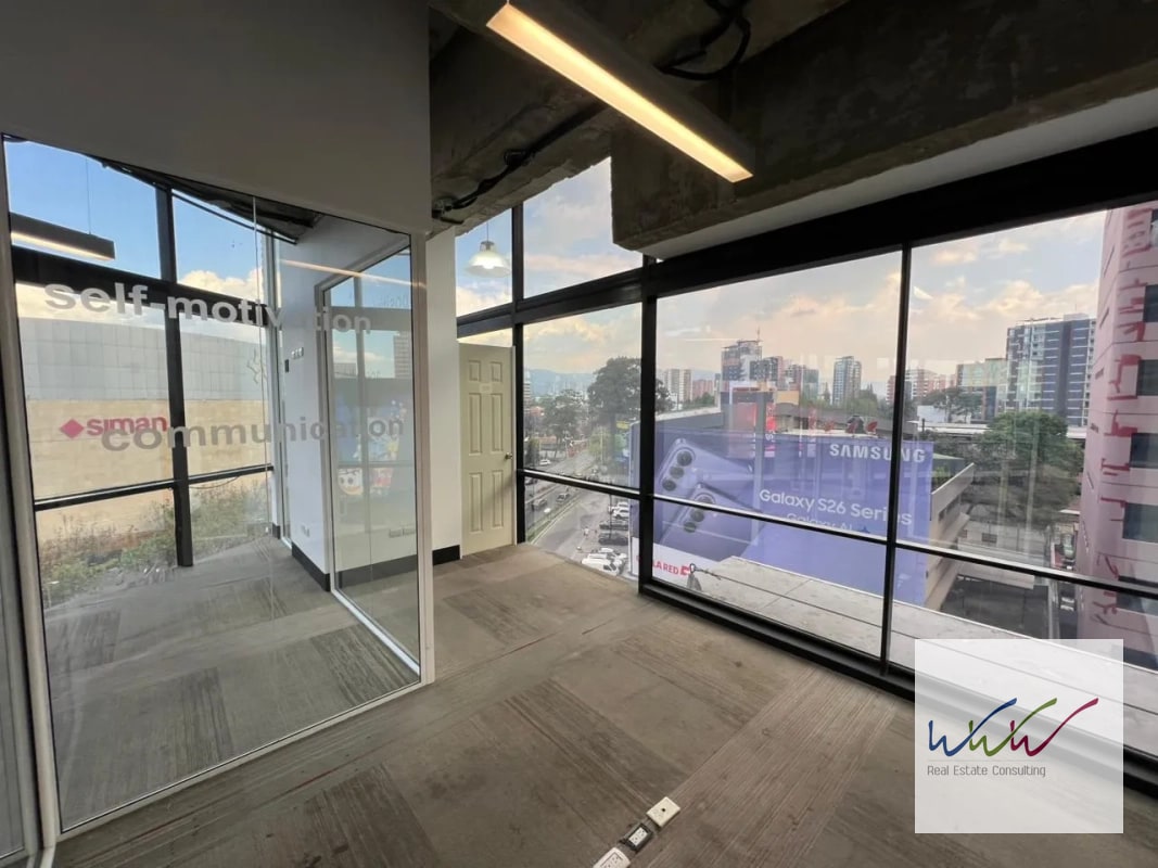 Rento Oficina de 200m2 en Design Center, Zona 10 - 7