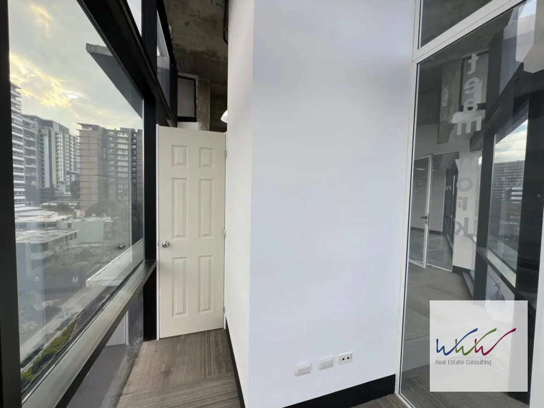 Rento Oficina de 200m2 en Design Center, Zona 10 - 6