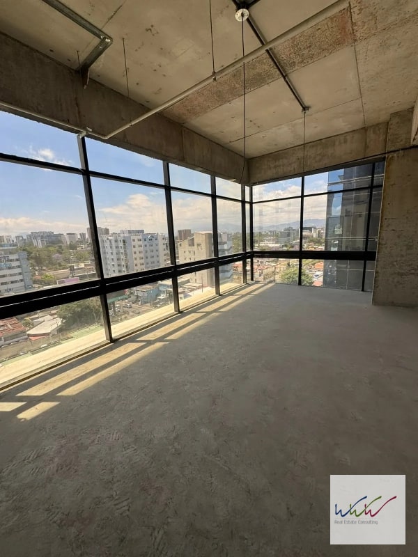 Rento amplia oficina de 570m2 en edificio Renovati, zona 10 - 11
