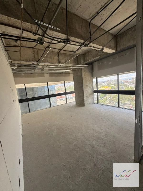 Rento amplia oficina de 570m2 en edificio Renovati, zona 10 - 10