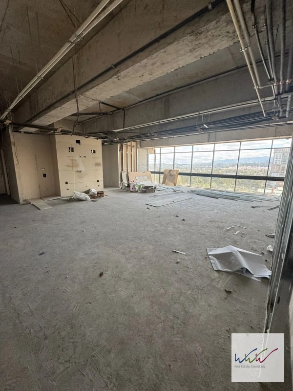 Rento amplia oficina de 570m2 en edificio Renovati, zona 10 - 9