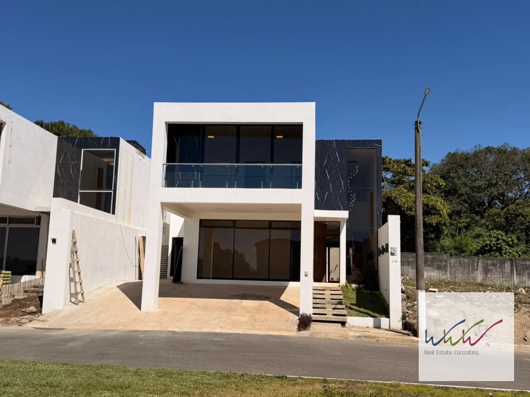 Casa en venta en condominio privado, carretera a Santa Elena Barillas - 2