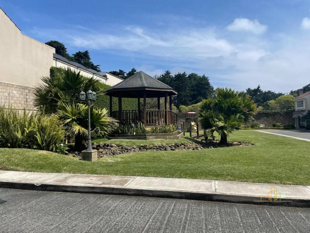 Ganga Casa en Venta Km 16.5 Carretera a El Salvador | Santa Mónica | Jardín + Estudio | Q1,555,000 - 2