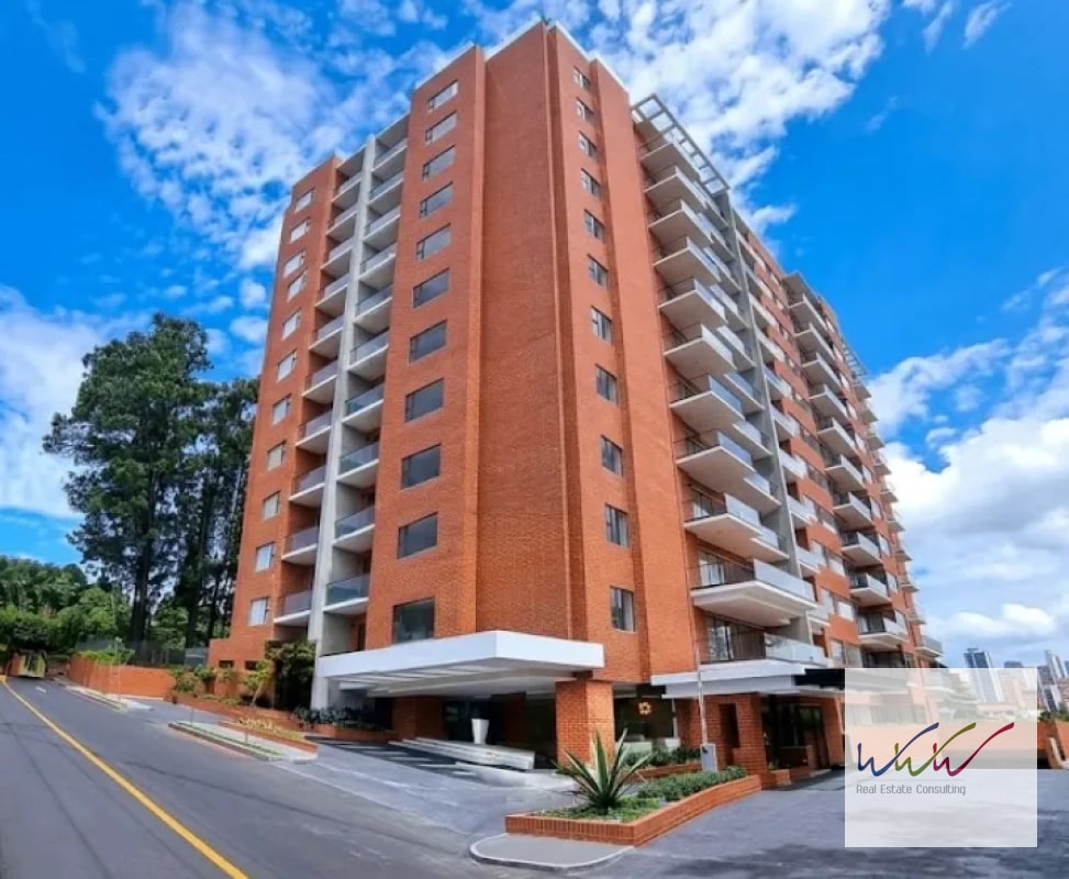 Rento amplio apartamento con jardín en Edificio Lucca, Zona 10 - 1