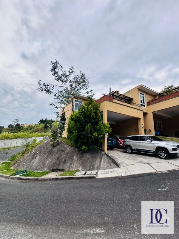 📍 CASA EN ALQUILER – ESQUINA + JARDÍN | BOSQUES DE ARRAZOLA | KM 18.5 CES - 1