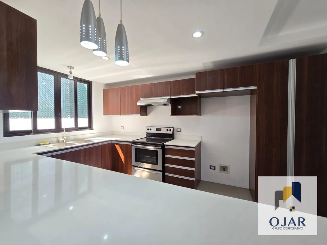 CASA EN RENTA EN ZONA 14, CONDOMINIO EXCLUSIVO. - 1