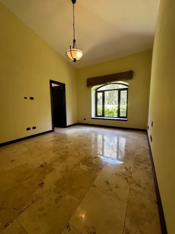 AMPLIA Y ELEGANTE CASA DE UN NIVEL EN VENTA | SANTA CATARINA PINULA   "Condominio Las Tinajas" — Casa en Venta en Las Tinajas, Santa Catarina Pinula, Guatemala, Ciudad — foto 9 de 13